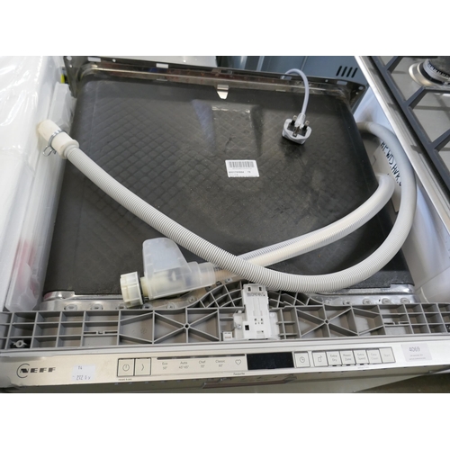 4069 - Neff Integrated Dishwasher (Damage to Corner of Door) (458-212) *This lot is subject to Vat