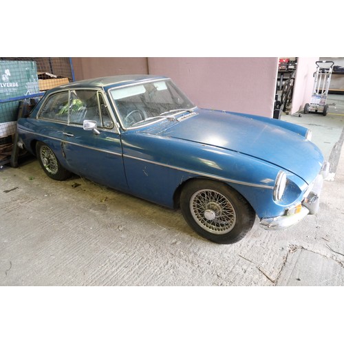 399 - A 1968 MGB GT registration number VJW 972G. This classic 1960s car has a 1798cc engine and twin SU c... 