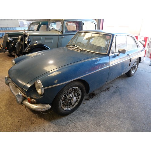 399 - A 1968 MGB GT registration number VJW 972G. This classic 1960s car has a 1798cc engine and twin SU c... 