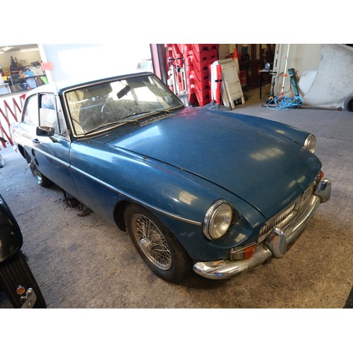 399 - A 1968 MGB GT registration number VJW 972G. This classic 1960s car has a 1798cc engine and twin SU c... 