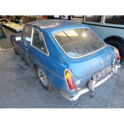 399 - A 1968 MGB GT registration number VJW 972G. This classic 1960s car has a 1798cc engine and twin SU c... 