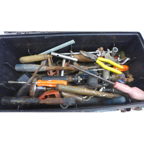 5007 - A black plastic toolbox containing an assortment of hand tools including chisels, pliers, screwdrive... 