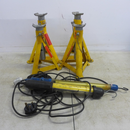 5009 - A set of Halfords 3-ton axle stands, a set of 2-ton axle stands and 2 mains 240-volt inspection lamp... 