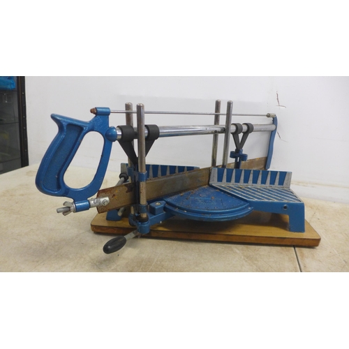 5015 - A Wickes heavy duty tile cutter and manual mitre saw