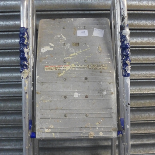 5149 - A 5 rung aluminium step ladder