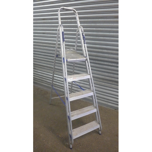 5149 - A 5 rung aluminium step ladder