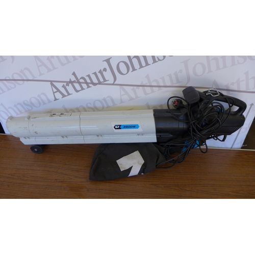 5153 - Two electric garden tools - Macallister 2800w electric blower with a Sovereign HTG32-550 hedge cutte... 