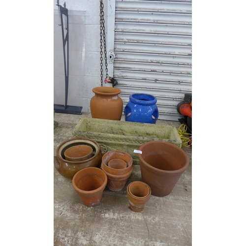 5161 - An assortment of various planters including a strawberry planter, mixed size terracotta planters, a ... 