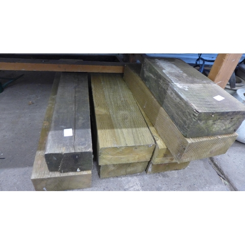 5166 - A 1.2m 8” timber sleeper and a quantity of assorted sized timber sleeper off cuts