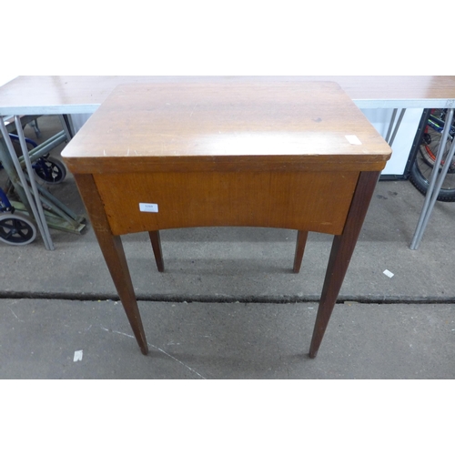 5266 - A Singer sewing machine - serial No. K10737639 and sewing machine table