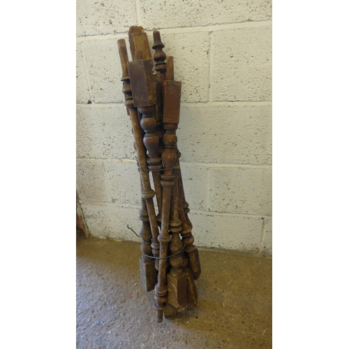 5177 - A quantity of vintage wooden spindles