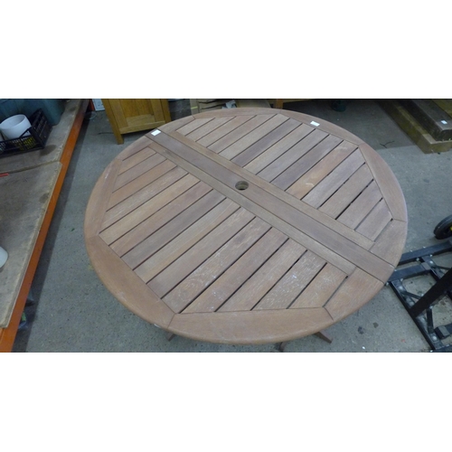 5179 - A 1.2m diameter round solid hardwood gateleg garden/patio table