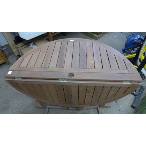 5179 - A 1.2m diameter round solid hardwood gateleg garden/patio table