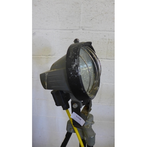 5208 - A Defender tripod work light