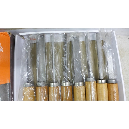 5074 - A Toolzone 8 piece wood turning chisel set with wood turning book