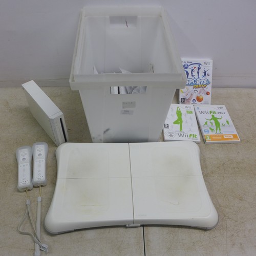 5065 - A Nintendo Wii console with Wii fit balance board, power supply and all connecting cables, sensor ba... 