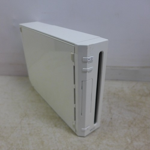 5065 - A Nintendo Wii console with Wii fit balance board, power supply and all connecting cables, sensor ba... 