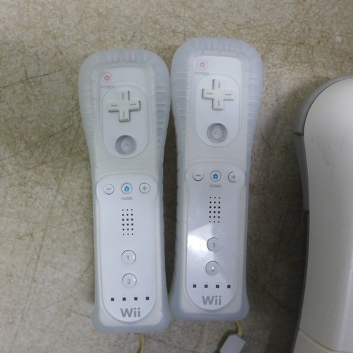 5065 - A Nintendo Wii console with Wii fit balance board, power supply and all connecting cables, sensor ba... 