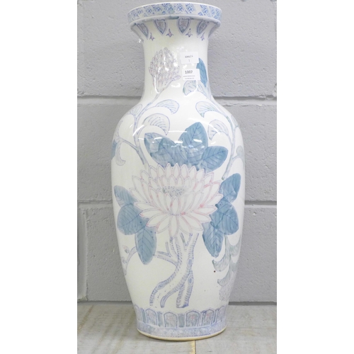 1007 - A large vase, 61cm **PLEASE NOTE THIS LOT IS NOT ELIGIBLE FOR IN-HOUSE POSTING AND PACKING**