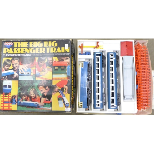 1013 - A Novo The Big Big Passenger Train set, boxed