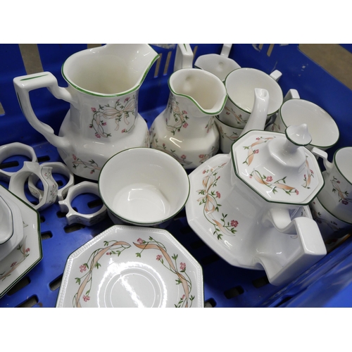 1021 - Two boxes of Eternal Beau dinnerwares **PLEASE NOTE THIS LOT IS NOT ELIGIBLE FOR IN-HOUSE POSTING AN... 