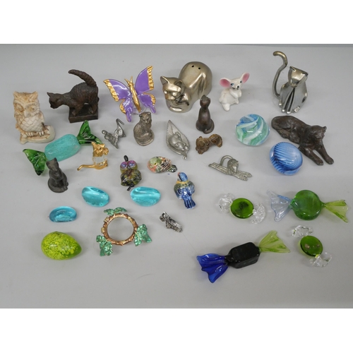 621 - Miniature animal figures, glass sweets, etc.