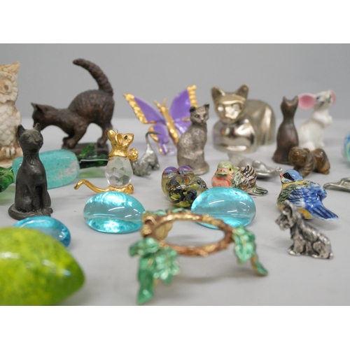 621 - Miniature animal figures, glass sweets, etc.