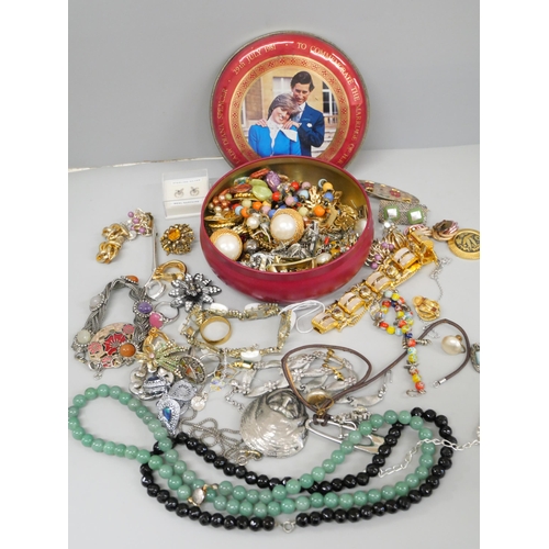 626 - A tin and box of costume jewellery