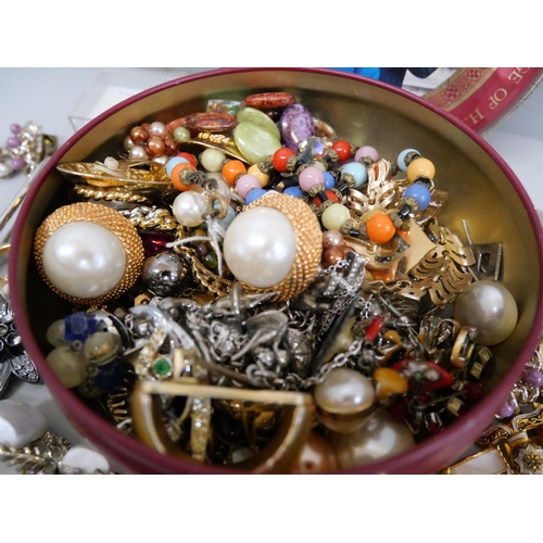 626 - A tin and box of costume jewellery