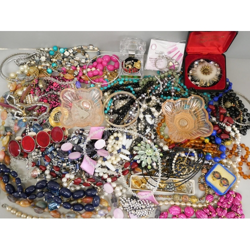 673 - A collection of costume jewellery