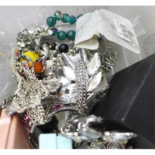 718 - A tub of costume jewellery