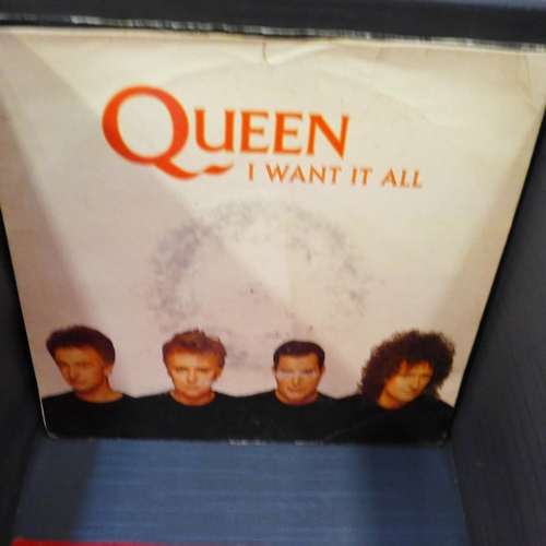 728 - A collection of Queen 7