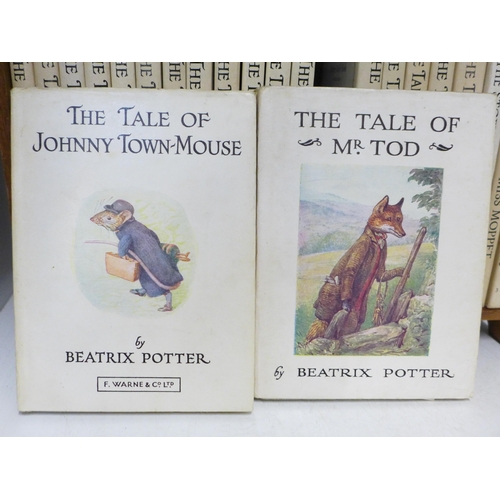 748 - A set of 21 Beatrix Potter Peter Rabbit books with book shelf