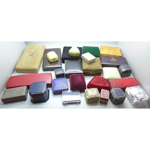 753 - A collection of empty jewellery boxes including vintage