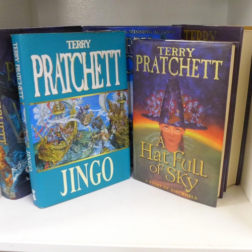 754 - Five hardback first edition novels by Terry Pratchett, Jing, 1977, A Hat Full of Sky, 2004, Making M... 