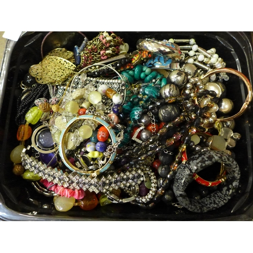 760 - A collection of costume jewellery