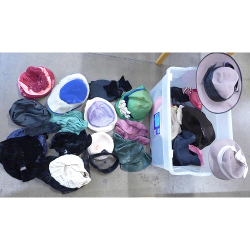 785 - A box of thirty lady's vintage hats