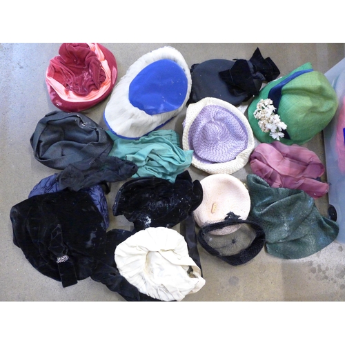 785 - A box of thirty lady's vintage hats