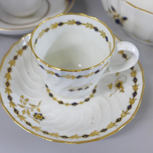 786A - A collection of 18th and early 19th century porcelain including a Flight Barr lidded sugar basin, a ... 