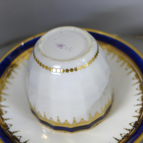 786A - A collection of 18th and early 19th century porcelain including a Flight Barr lidded sugar basin, a ... 