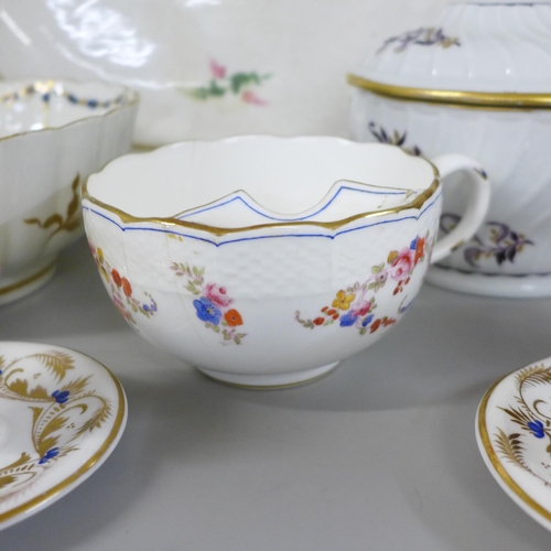 786A - A collection of 18th and early 19th century porcelain including a Flight Barr lidded sugar basin, a ... 