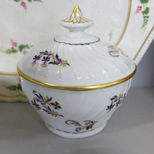 786A - A collection of 18th and early 19th century porcelain including a Flight Barr lidded sugar basin, a ... 