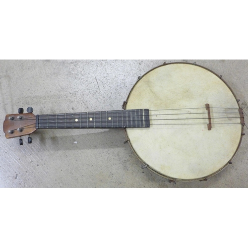 814 - A 1920's banjo ukelele, original 10