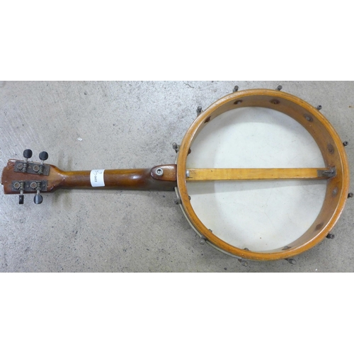 814 - A 1920's banjo ukelele, original 10