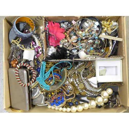 816 - A collection of costume jewellery, etc.