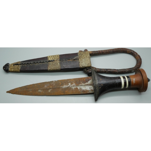 821 - A dagger with scabbard mounted with shagreen, length in scabbard 27cm