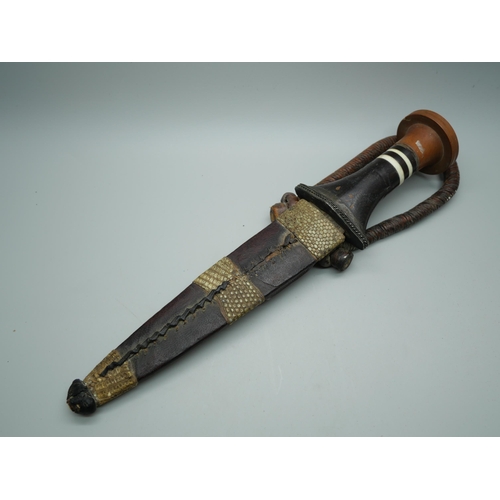 821 - A dagger with scabbard mounted with shagreen, length in scabbard 27cm