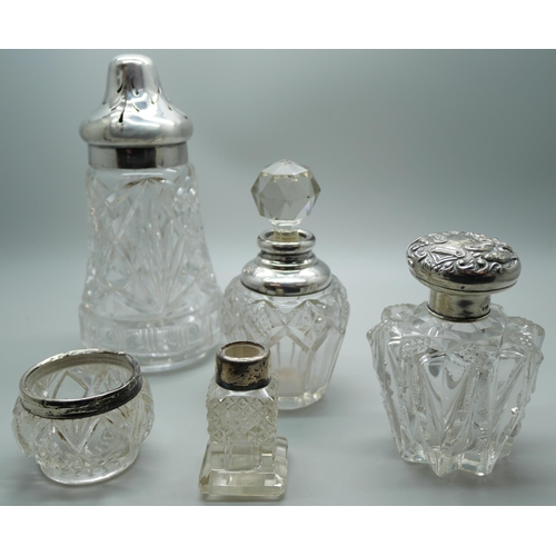 833 - A silver topped heavy glass shaker, a silver mounted scent bottle, one other scent bottle, etc.