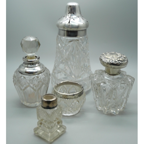 833 - A silver topped heavy glass shaker, a silver mounted scent bottle, one other scent bottle, etc.