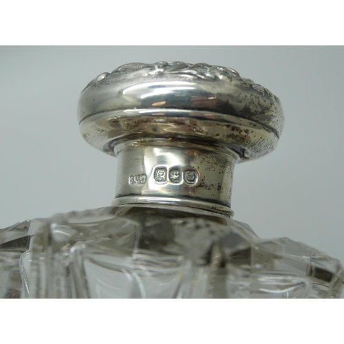 833 - A silver topped heavy glass shaker, a silver mounted scent bottle, one other scent bottle, etc.